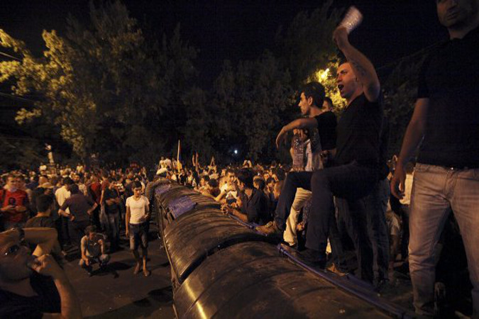 Полиция Еревана намерена восстановить общественный порядок к полуночи