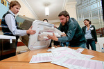 Парадоксы выборов-2013: Борьба между кандидатами все острее, желающих голосовать все меньше