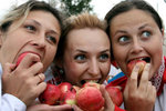 Три Спаса в августе : ешь орехи, яблоки жуй, но жениться не смей