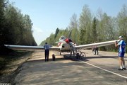 Самолет совершил посадку на шоссе в Тверской области
