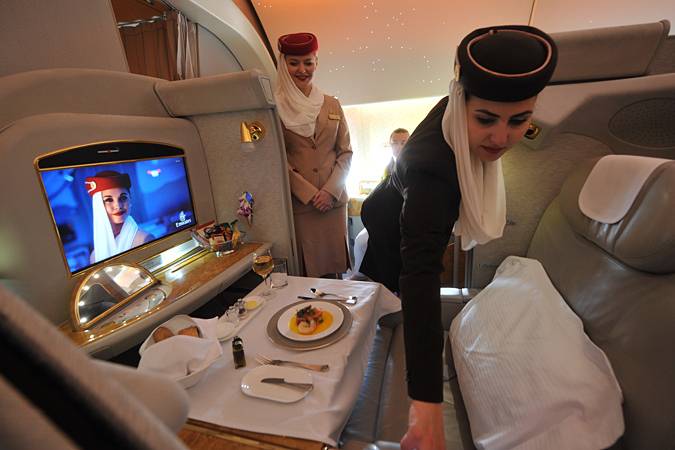Авиакомпания Эмирейтс показала, как летают шейхи и королевские особы