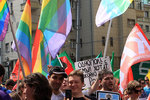 В Тольятти ЛГБТ-активисты возложили к Вечному огню презервативы