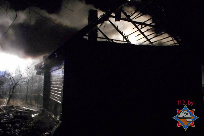 В Бобруйском районе милиционеры спасли двух человек на пожаре