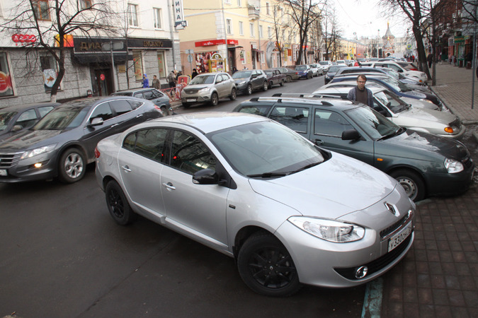 Жителям центра Ярославля платная парковка обойдется в три тысячи в год