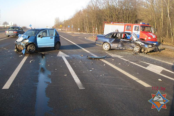 Под Жабинкой столкнулись два легковых автомобиля: водителя спасли сотрудники МЧС