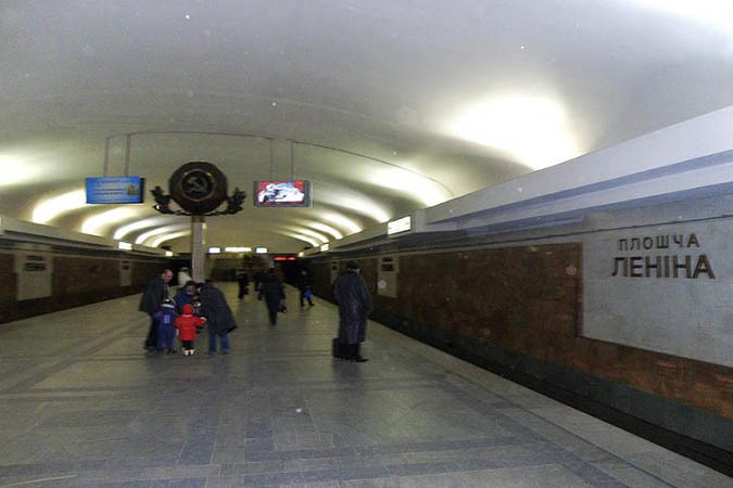 В Минском метро парень разбил голову о зеркало движущегося поезда