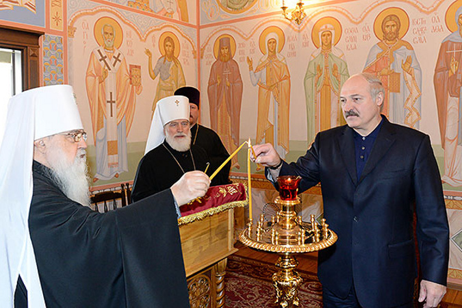 Лукашенко подарил митрополиту Филарету чайный сервиз
