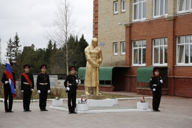 В школе № 8 Ханты-Мансийска открылся памятник солдату Великой Отечественной войны
