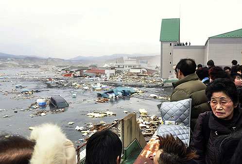 Жители города Кессенума наблюдают за последствиями цунами