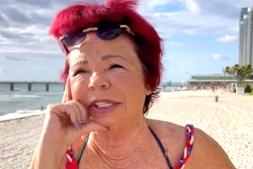 Мама Наташи Королевой показала себя на пляже во всей красе