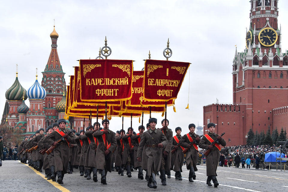 Где проходил военный парад 7 ноября. Парад на красной площади в честь Октябрьской революции. Военный парад на красной площади 7 ноября день воинской славы. Парад 7 ноября 2019 года в Москве. День парада на красной площади.