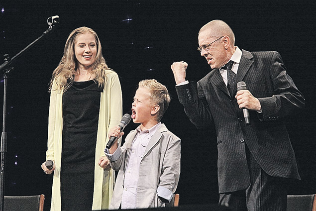 8-летний Ваня выступает с папой Валерием Золотухиным и мамой Ириной Линдт на открытии Шукшинского кинофестиваля.