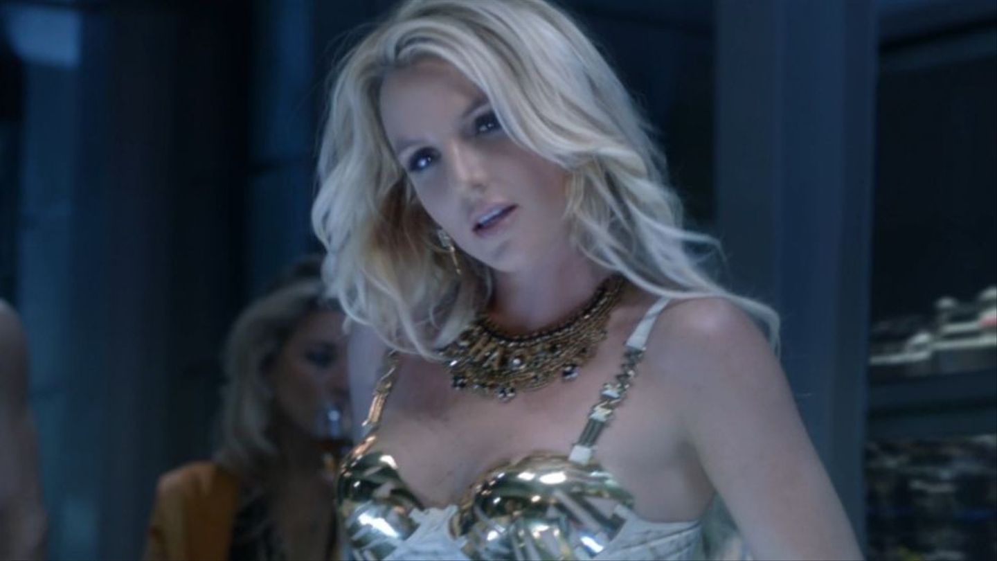 Its britney bitch мем. Britney spears work beach. бритни спирс обои. Britney spears gimme more. итс бритни битч.