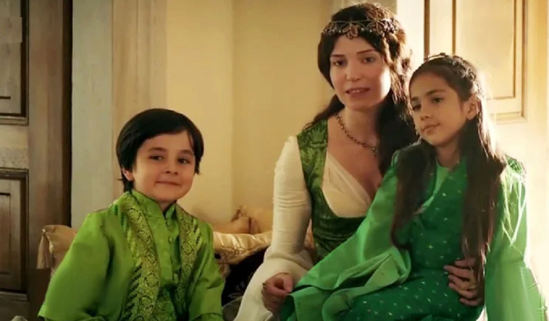 дети хатидже султан. двойня хатидже. осман султан сын хатидже султан. великолепный век эсманур султан. осман и хуриджихан великолепный век.