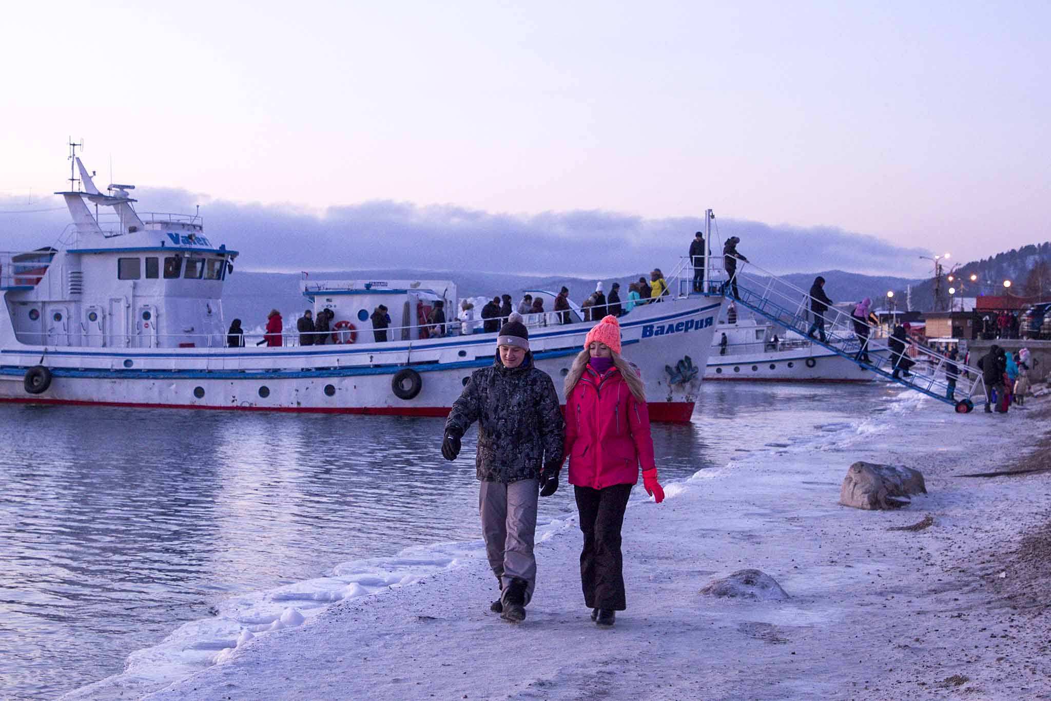 Байкал Прогулочный теплоход привез туристов