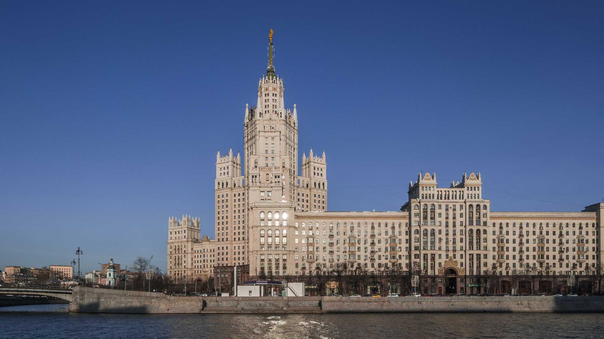 Десять мест. Полукруглое здание где снимали фильм дозор.