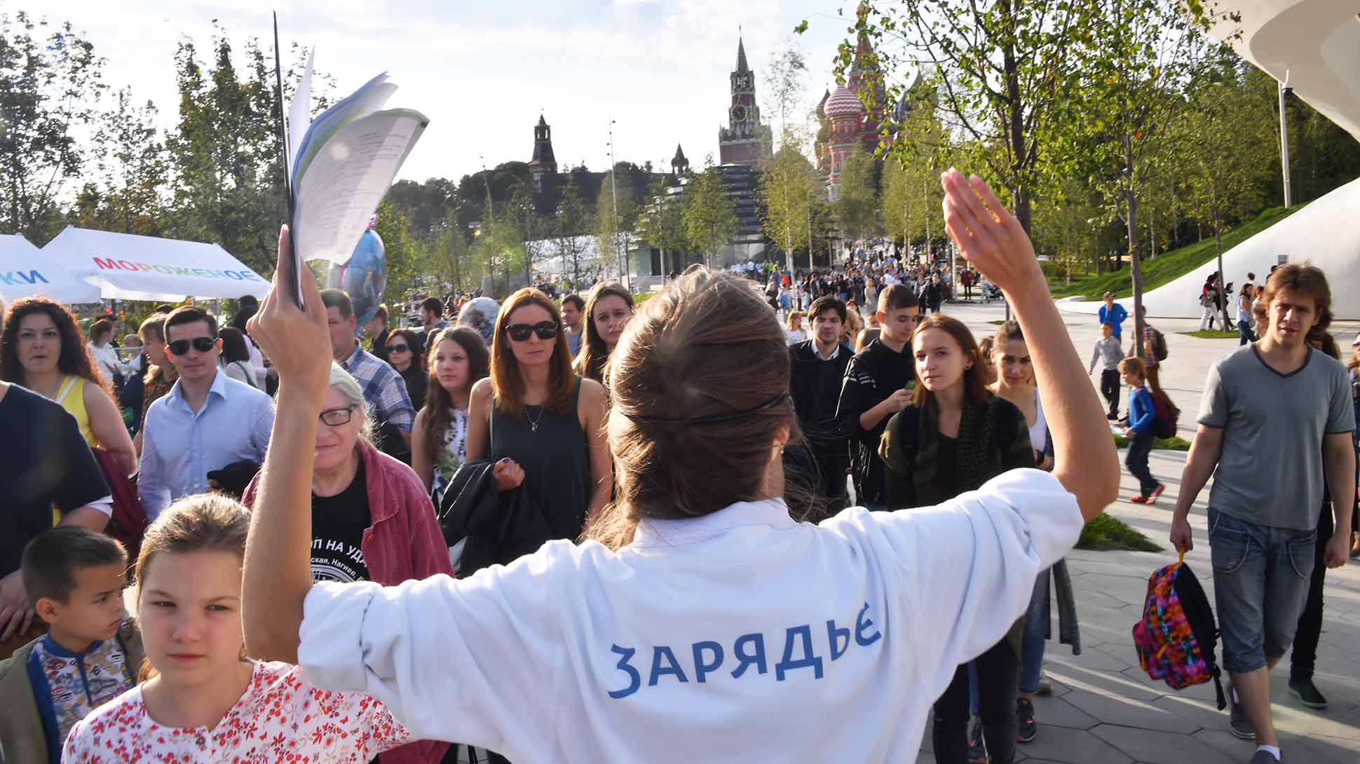 Первоклассники в школе. Храм христа спасителя осенью. Золотая осень в москве мгу. Школьная линейка. Москва сентябрь 2021.