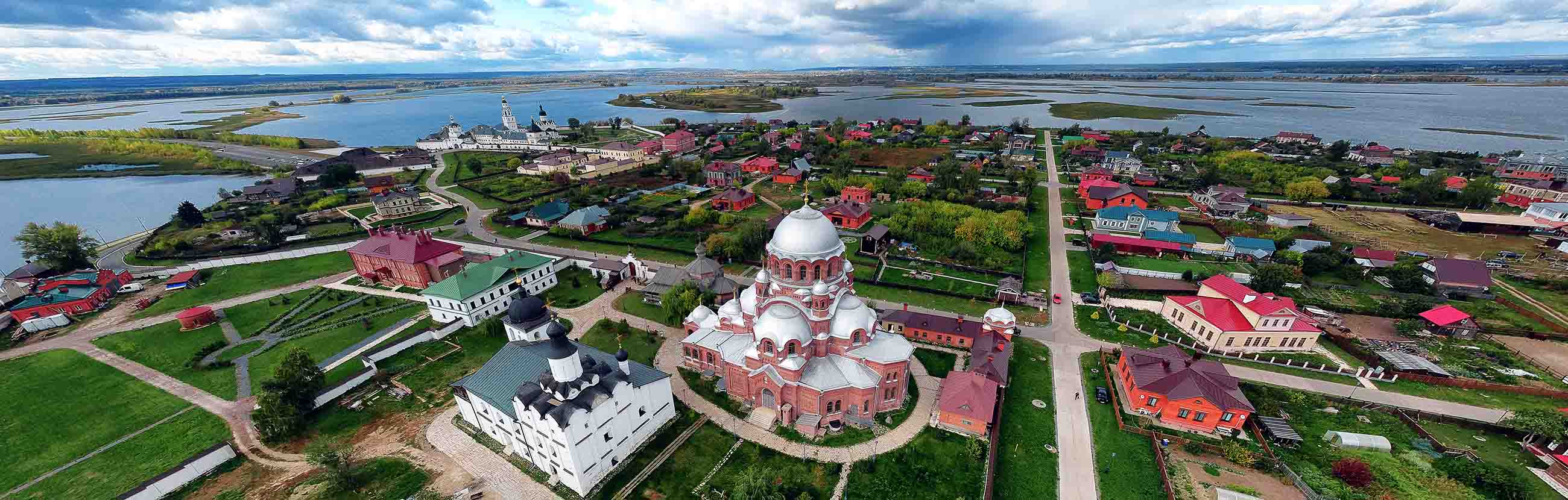 Свияжск где находится. Татарстан остров Свияжск. Свияжск остров-град. Град Свияжск Казань. Остров-град Свияжск в Казани весной.