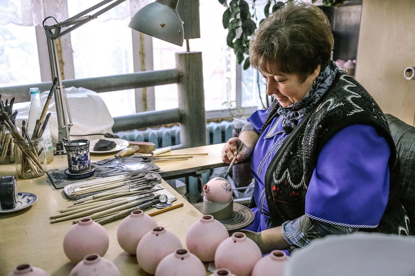 Изготовление гжели. Мастера Гжели. Гжель производство. Техника изготовления Гжели. Гжельский завод.