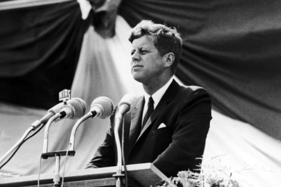 Реферат: John F. Kennedy Vs. Lynden B. Johnson