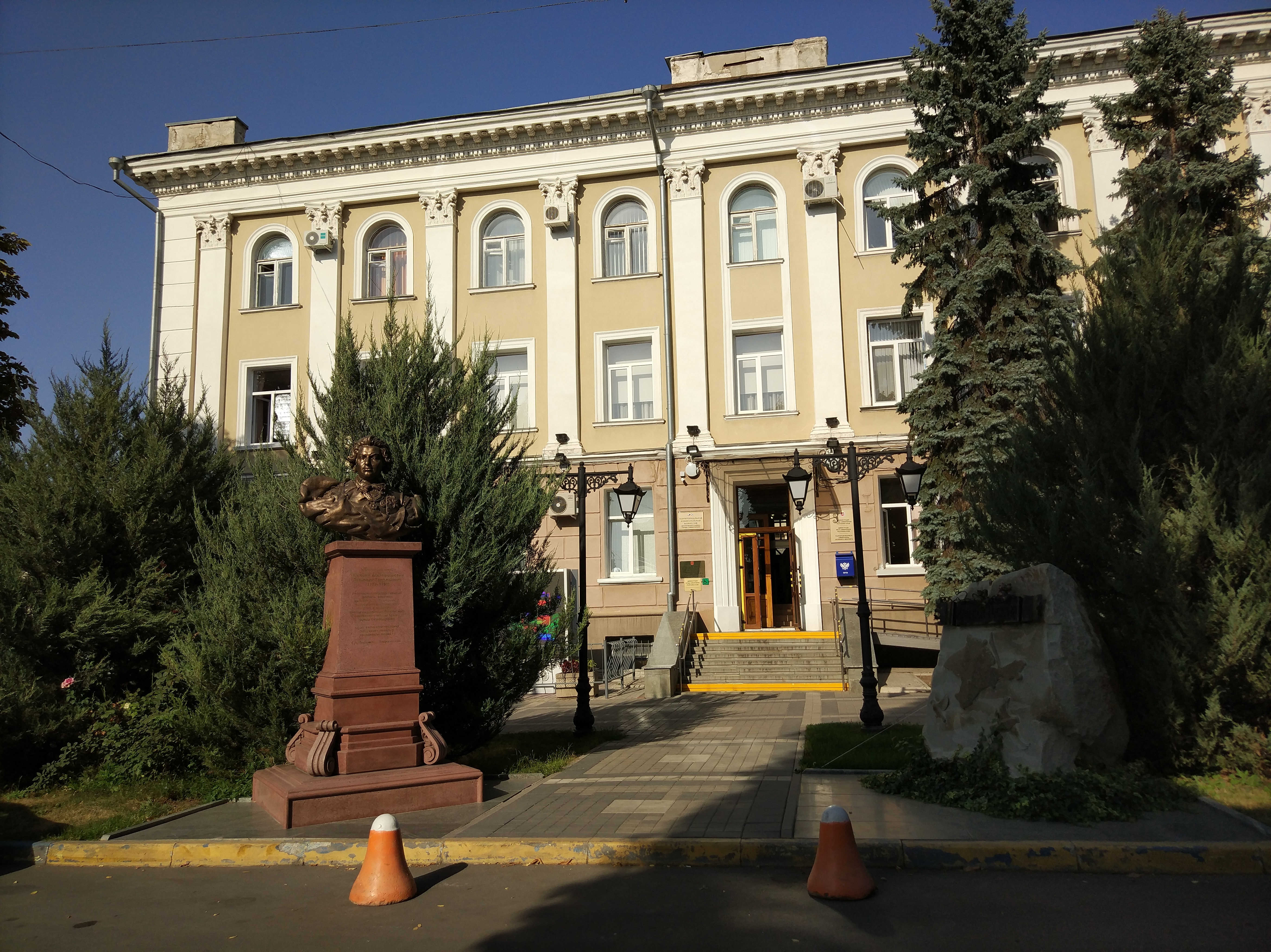 Муниципальное образование города симферополь. Горсовет Симферополь. Горького 15 Симферополь.