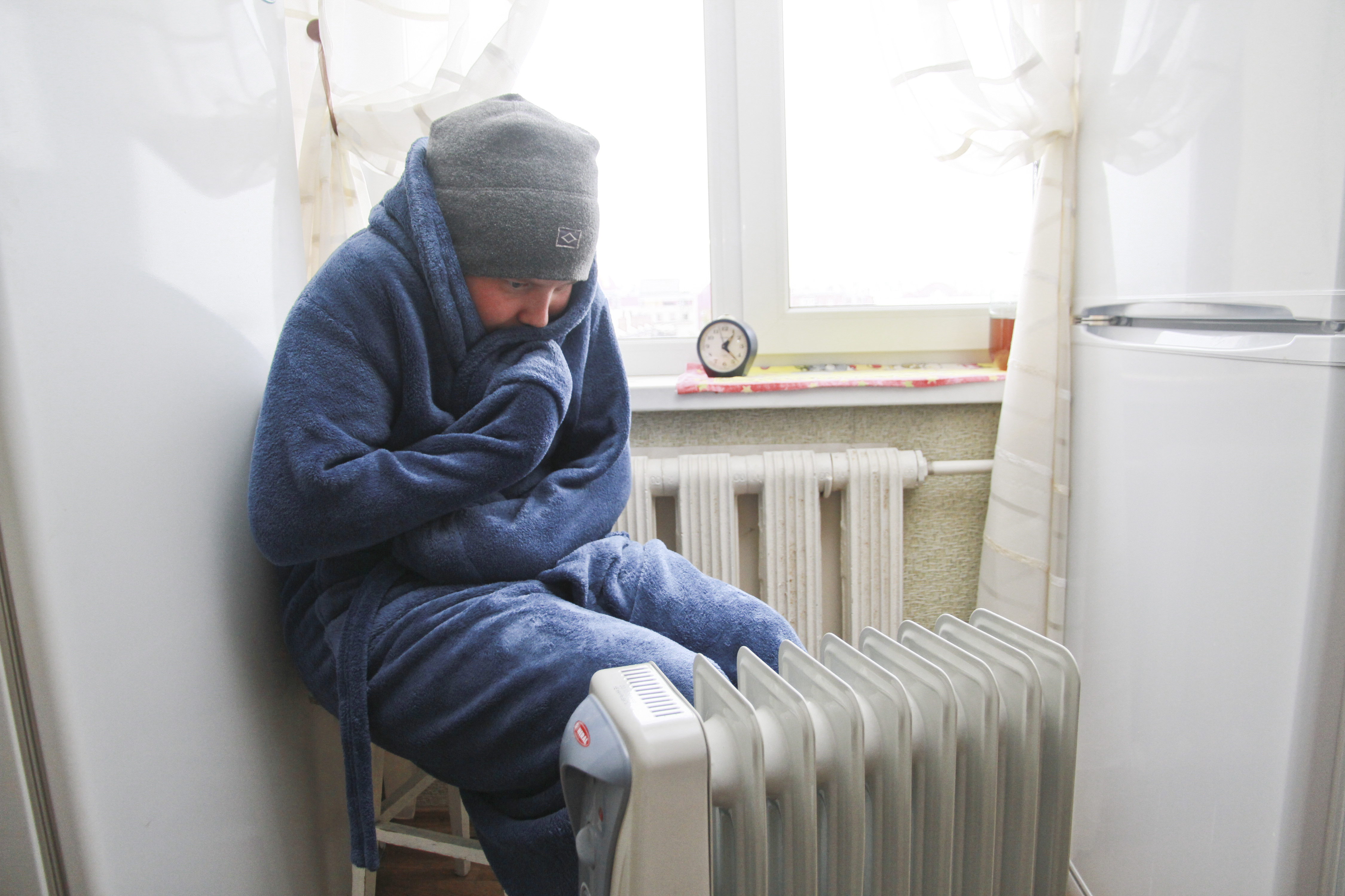 Если в квартире холодно нужно. Без отопления. Холодно в квартире. Отключили отопление. Замерзшая квартира.