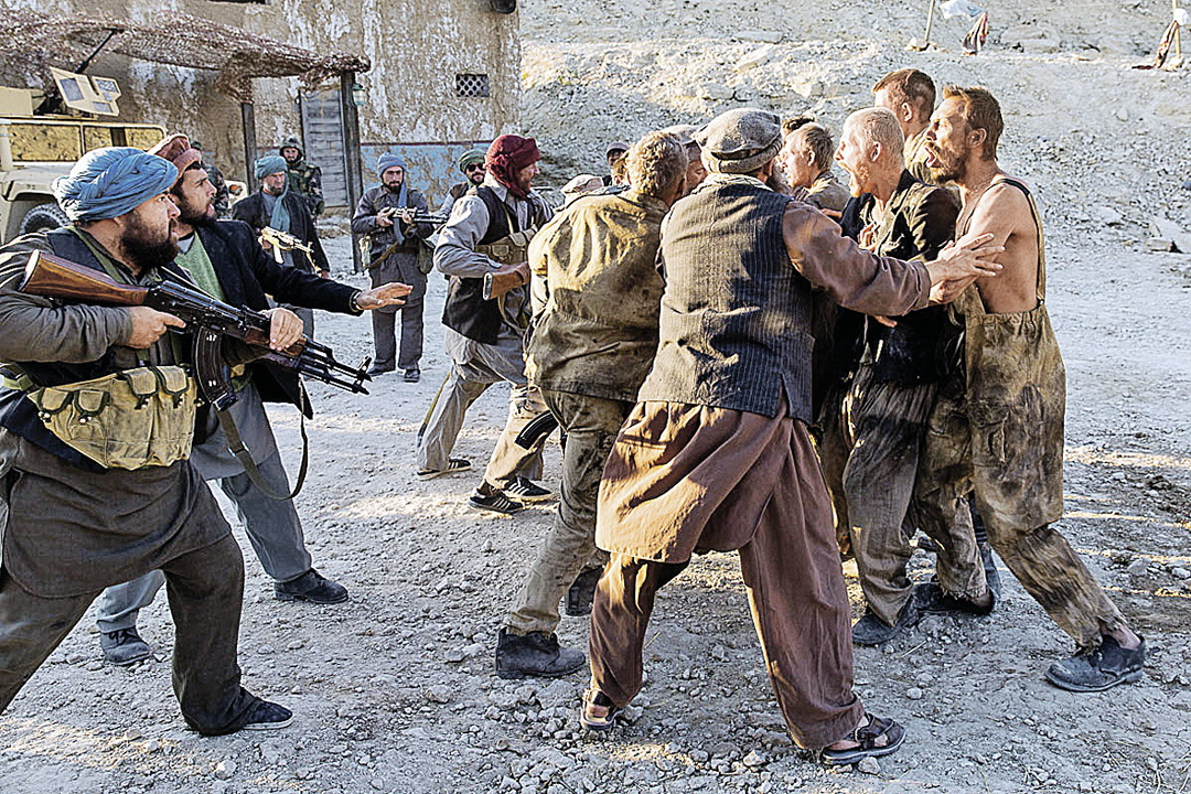 Бикини киген жапондық жас әйелдер