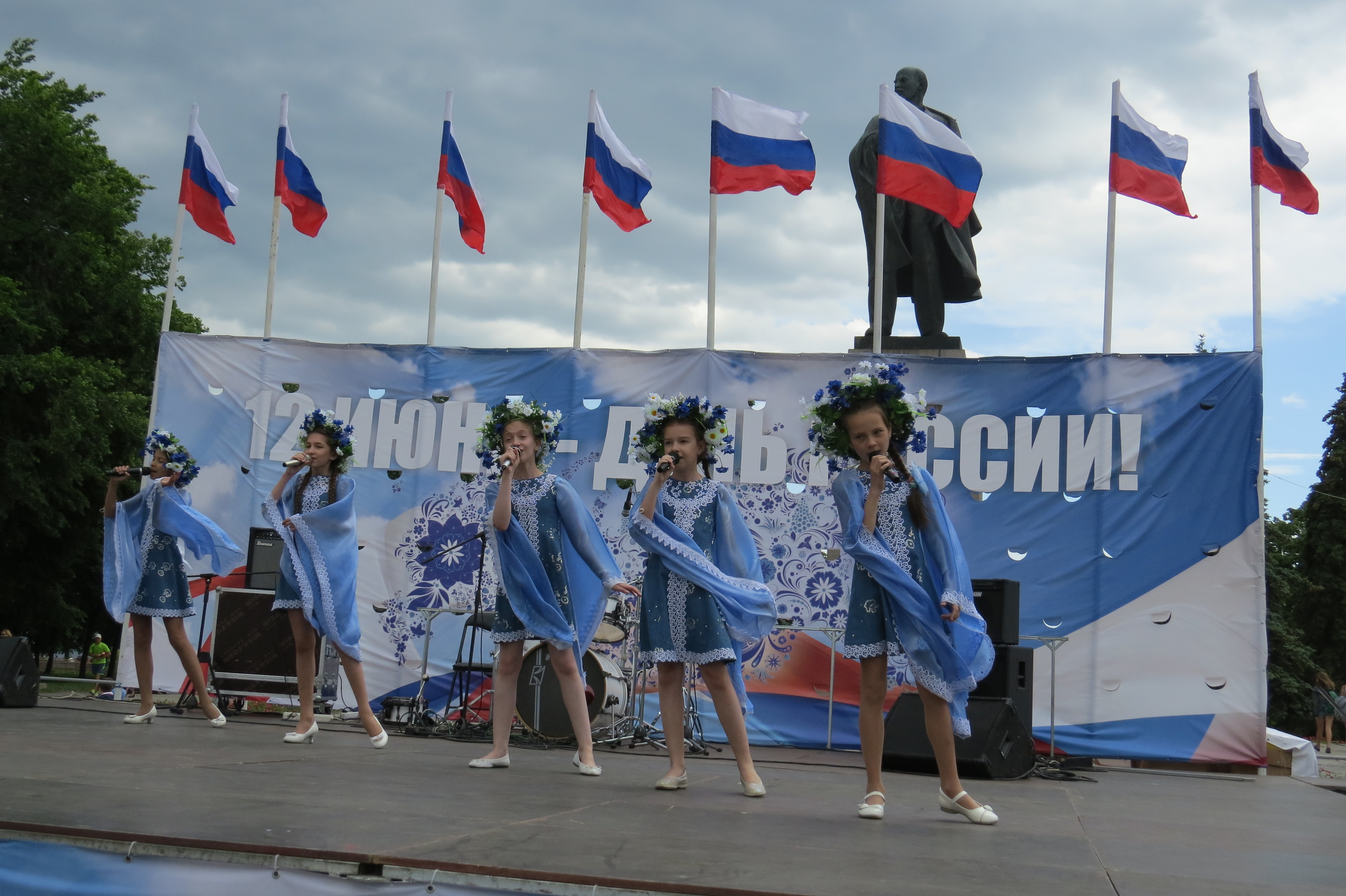 Куда можно пойти развлечься с детьми в ульяновске фото. Памятник шахматам ульяновск. Шахматы в ульяновске на площади. Аквамолл ульяновск. Черусти шатура.