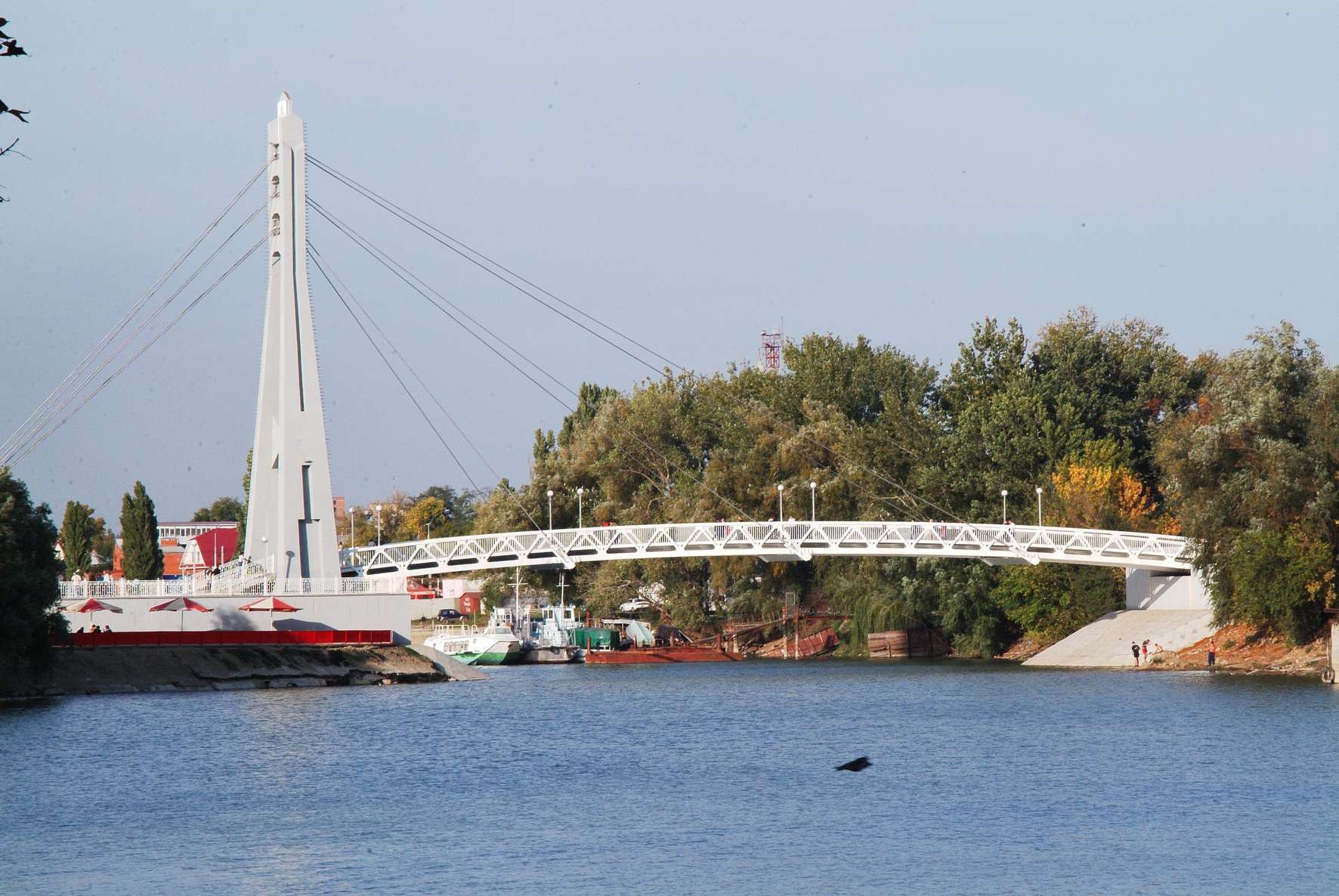 мост поцелуев ночью в краснодаре
