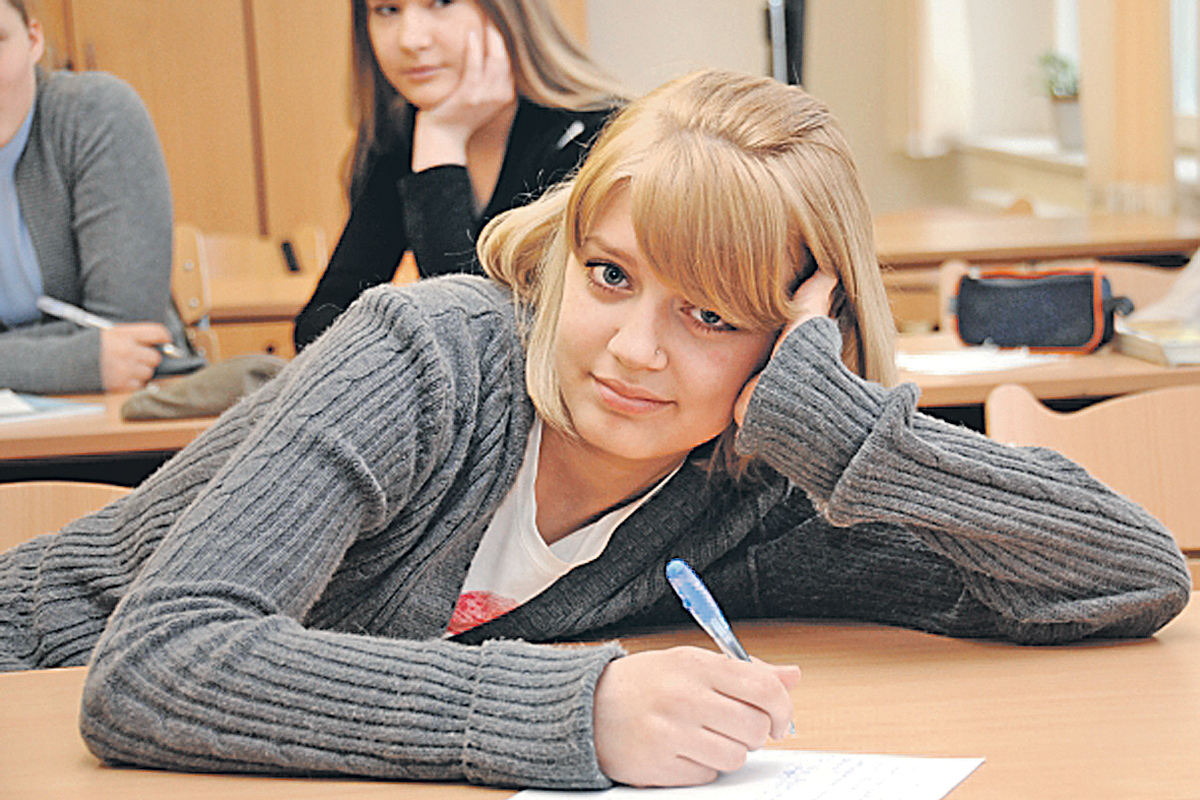 Школа 1 сентября. Последний звонок. Фото одиннадцатиклассника на белом фоне. Школьный экзамен. Вернется ли 11 класс в школу.