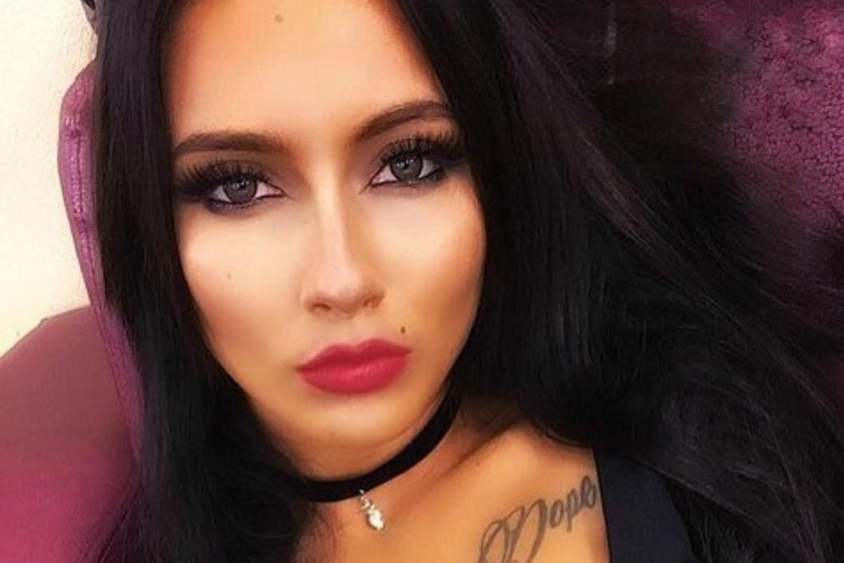 Пила пиво и унижала стюардессу: в Домодедово задержали рейс из-за пьяной  экс-участницы ДОМа-2 - KP.RU