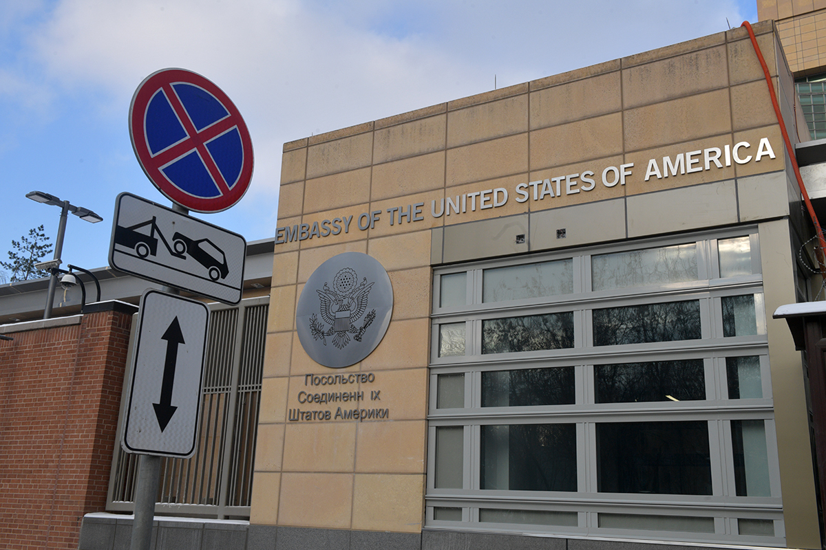 Визовый центр сша в москве. Американский визовый центр в москве. Визовый центр сша. Посольства рф сша в москве. Посольство сша девятинский переулок.