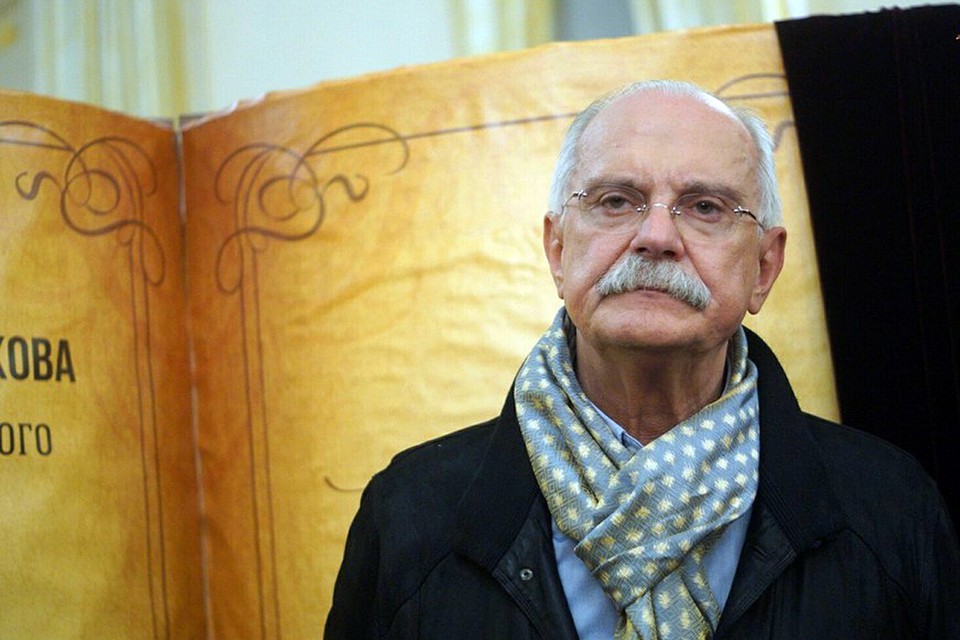 Во время спектакля с участием Никиты Михалкова на сцену упал кусок трубы