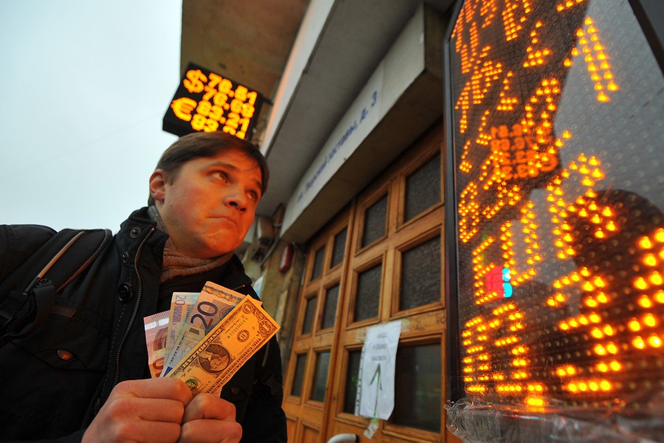 Доллар опять по 75: почему перед Новым годом резко упал рубль
