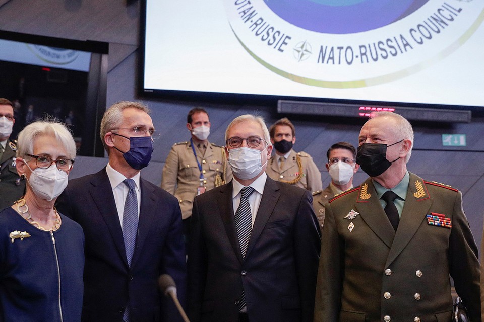 Коварство или трусость: На встречу с 2 русскими Столтенберг пришел с 30 «кузнецами» НАТО