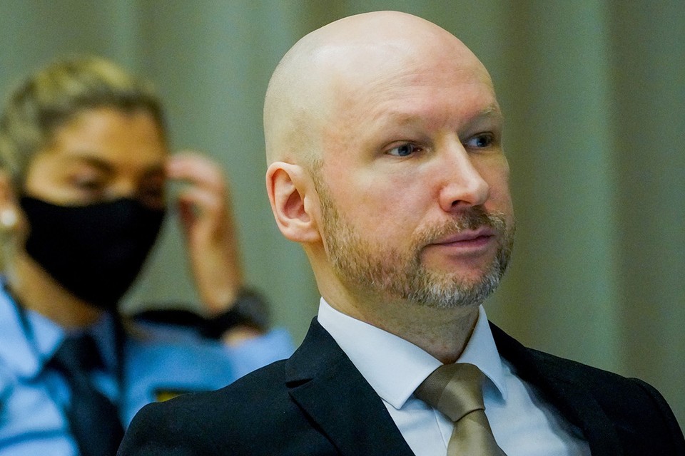 В Норвегии решают, освободить ли досрочно террориста Брейвика