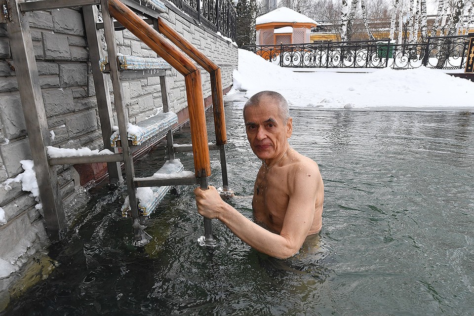 Геннадий Онищенко рассказал, что купание в проруби способствует укреплению иммунитета
