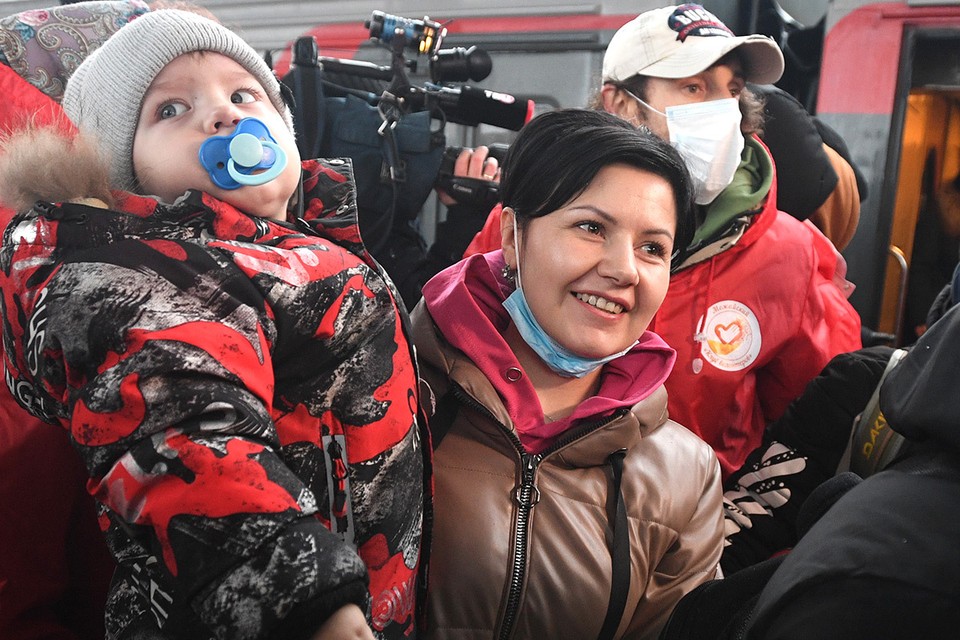 «В поезде мы не могли слушать Путина. Когда узнали новости - порадовались, поплакали»: В Подмосковье принимают первых беженцев из Донбасса