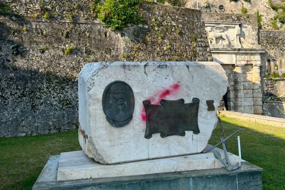 Памятник ушакову на острове корфу