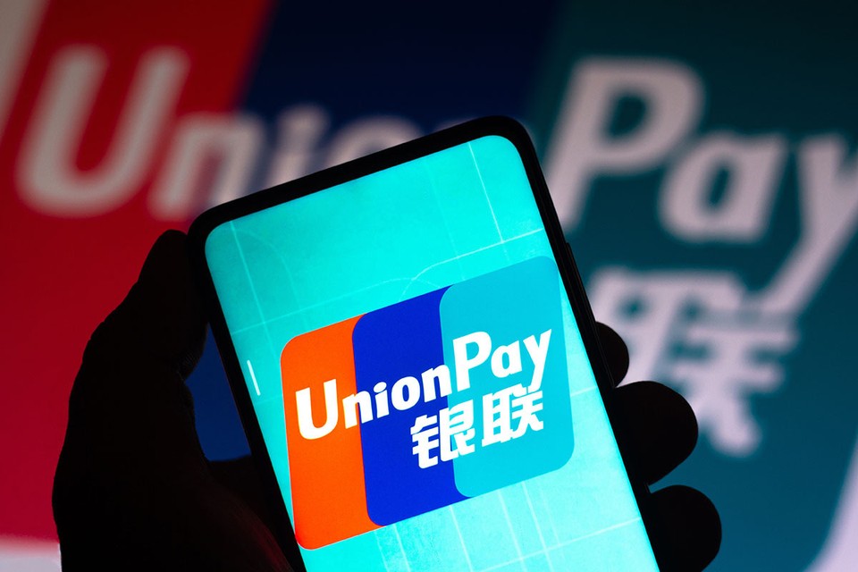 Не имей сто рублей, а имей UnionPay: Какие банки и на каких условиях выдают карту, которой можно платить за границей
