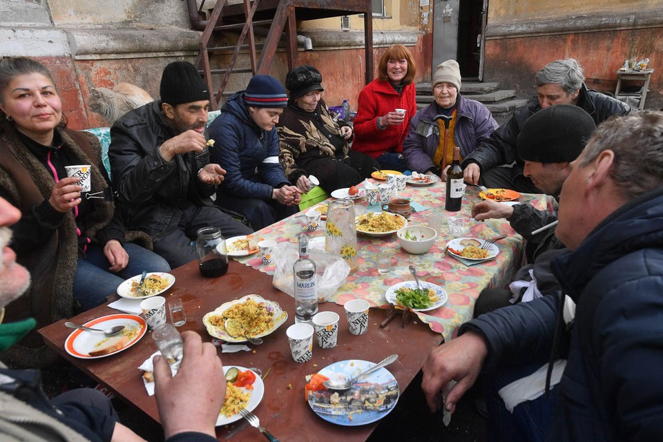 Вербное воскресенье в Мариуполе: тосты под грохот канонады
