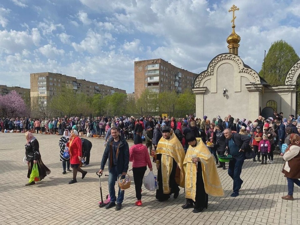 Волонтёр Андрей Лысенко - о Пасхе в Донбассе: Люди идут в церковь и отмечают праздник. Несмотря на обстрелы, несмотря ни на что