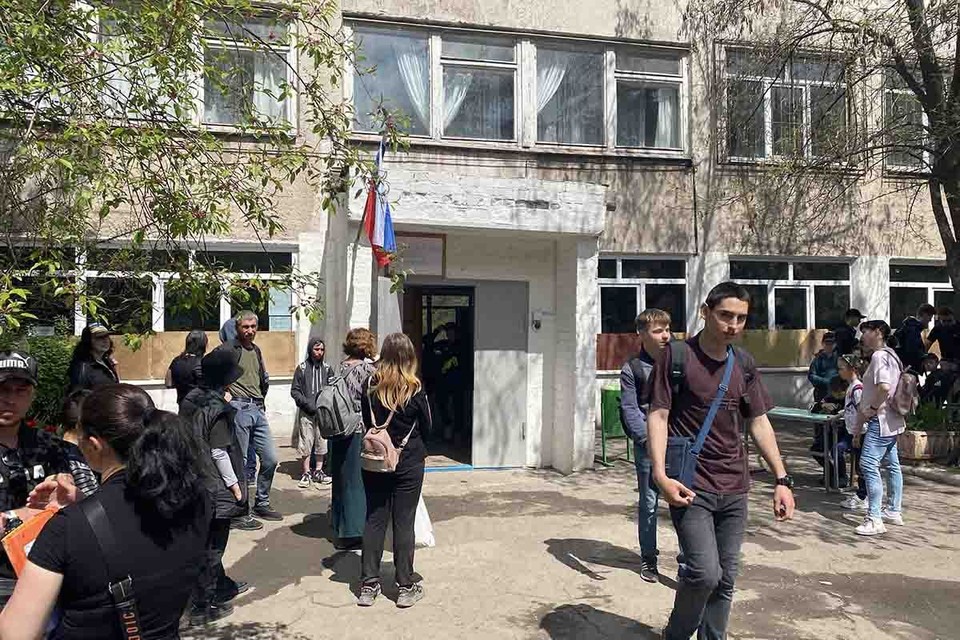 Достало в подвале сидеть. Дети Мариуполя возвращаются в школы и заново учатся мечтать