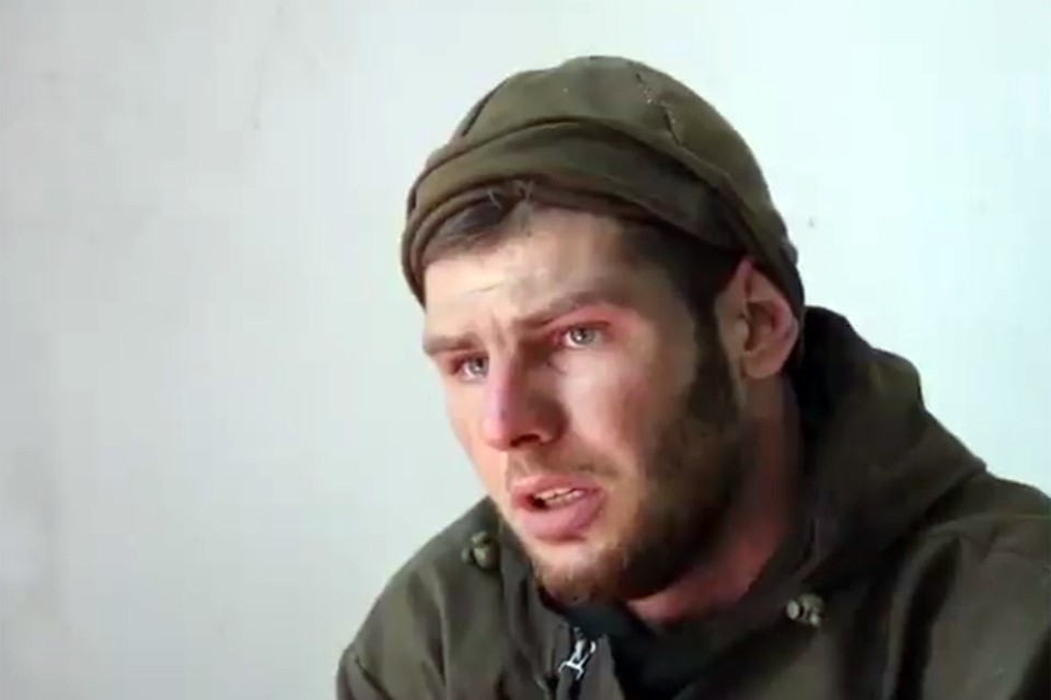 Брошенного своими украинского военного спасли русские солдаты: Они вынесли меня на двери из-под обстрелов. Но я же враг!