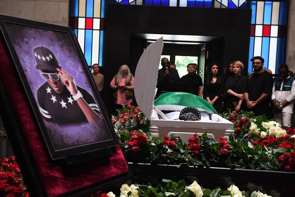 На умершего Пьера Нарцисса кепку со стразами надела его мама
