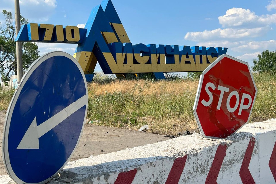 Освобожденный Лисичанск вышел из подвалов к русским: Мы вас так долго ждали. Ангела-хранителя вам