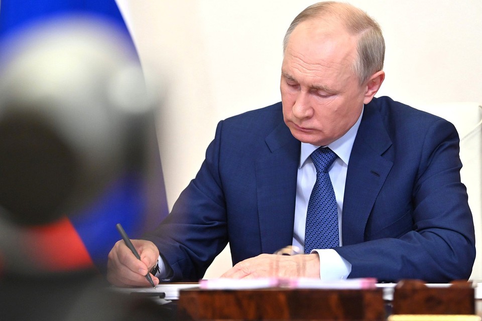 Новые законы, подписанные Путиным 14 июля 2022: переход на сторону врага, тюрьма за езду без прав и соцсети для госорганов