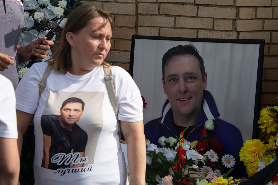 Три панихиды, толпы и митинг: у могилы Юры Шатунова вновь устроили вакханалию