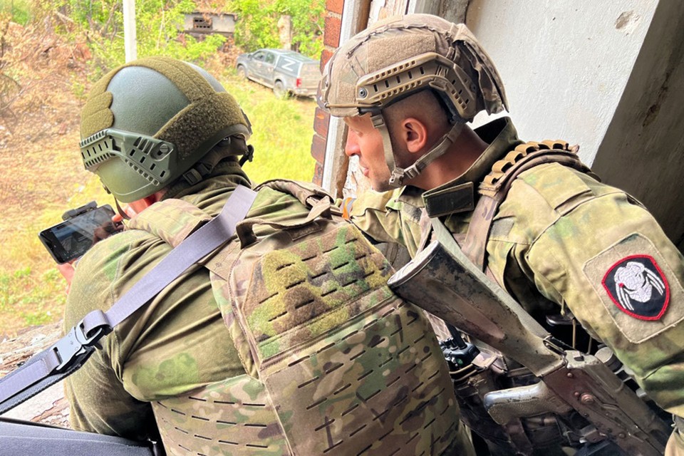 Герои спецоперации Z: младший сержант Калашников призывает украинских военных бросать оружие