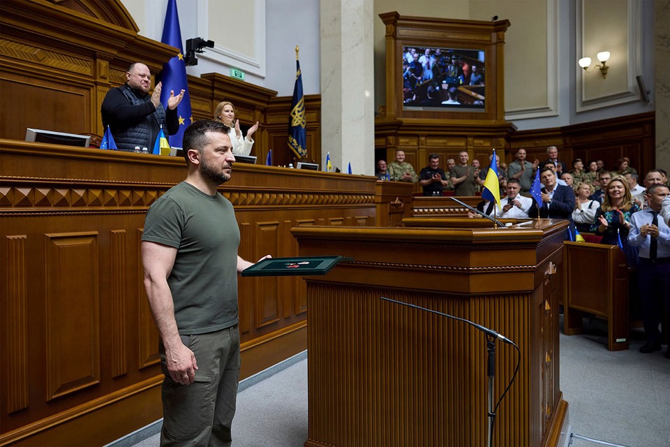 Зеленский аннулировал диппаспорта у парламентариев Украины